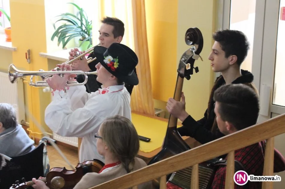 „Consonans” z kolędą w DPS - zdjęcie 2