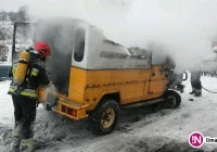 Dwa samochody spłonęły, strażacy uratowali garaż - zdjęcie główne