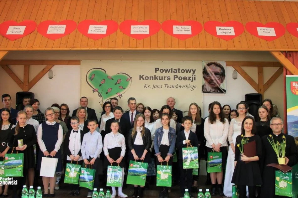 Grand Prix Powiatowego Konkursu Poezji im. Jana Twardowskiego dla uczennicy z Męciny - zdjęcie 2