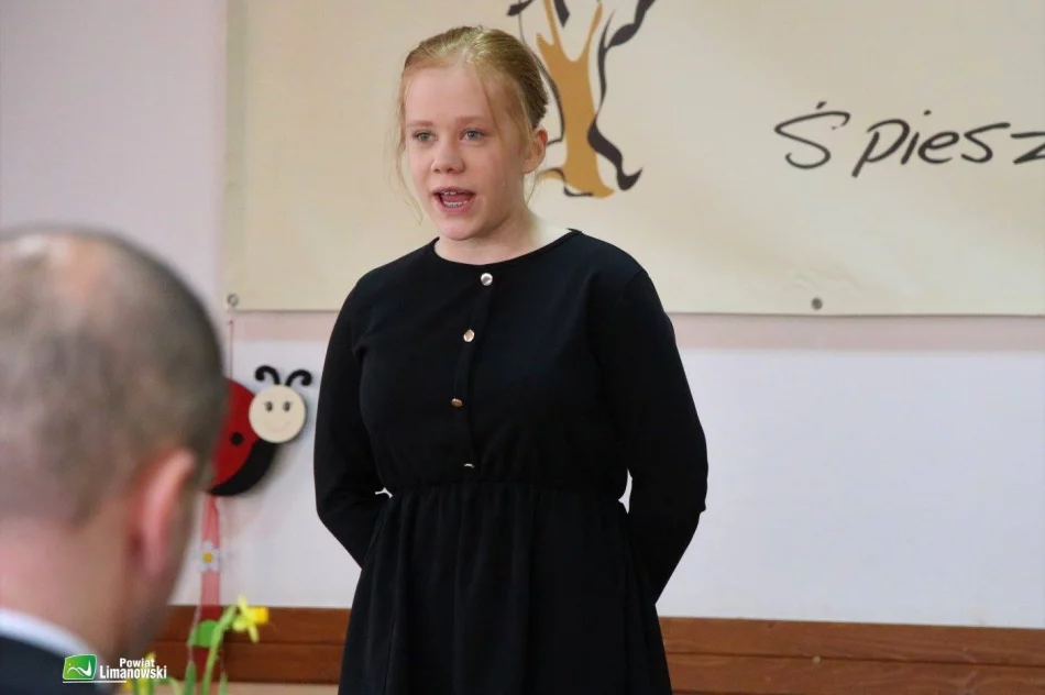 Grand Prix Powiatowego Konkursu Poezji im. Jana Twardowskiego dla uczennicy z Męciny - zdjęcie 3