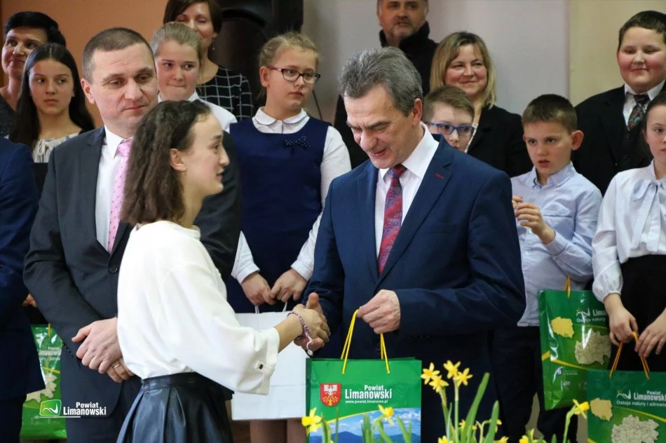 Grand Prix Powiatowego Konkursu Poezji im. Jana Twardowskiego dla uczennicy z Męciny - zdjęcie 4