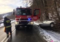 Seat wypadł z drogi, kierowca trafił do szpitala - zdjęcie główne