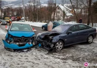 Zderzenie aut, dwoje dzieci trafiło do szpitala (wideo) - zdjęcie główne