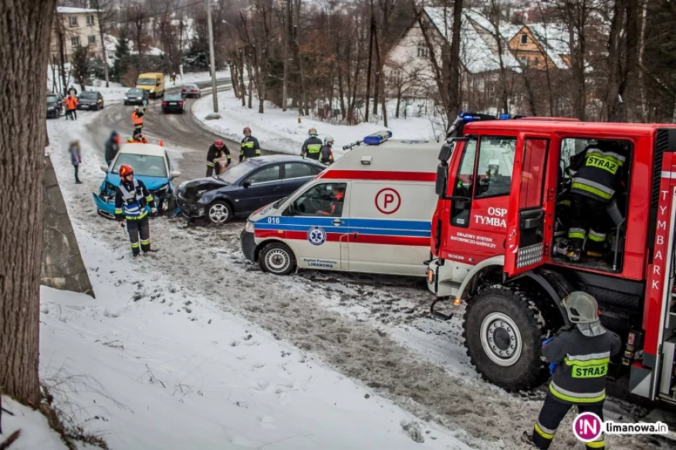 Zderzenie aut, dwoje dzieci trafiło do szpitala (wideo) - zdjęcie 2