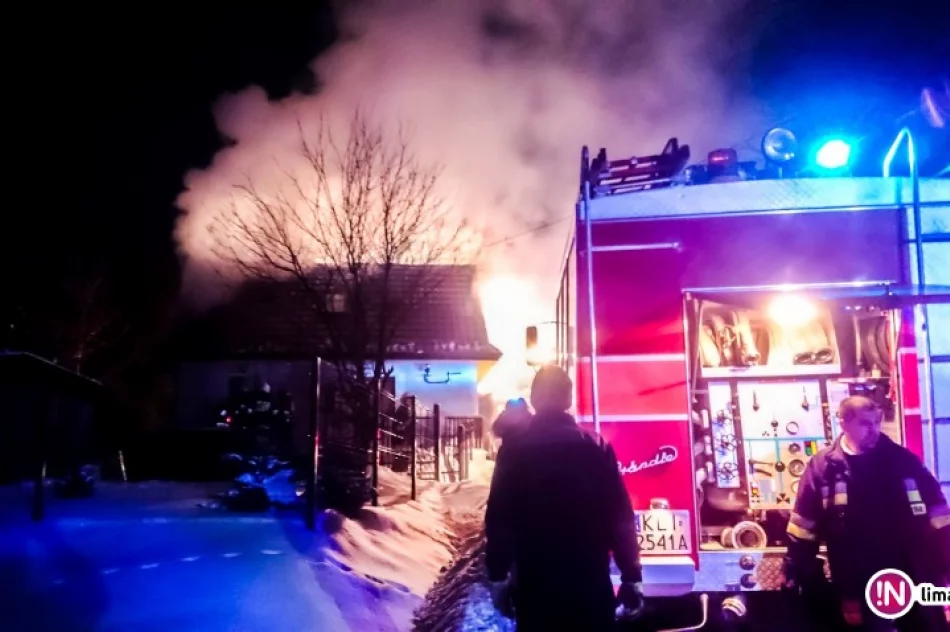 Pożar dachu budynku mieszkalnego, 100 tys. zł strat - zdjęcie 2