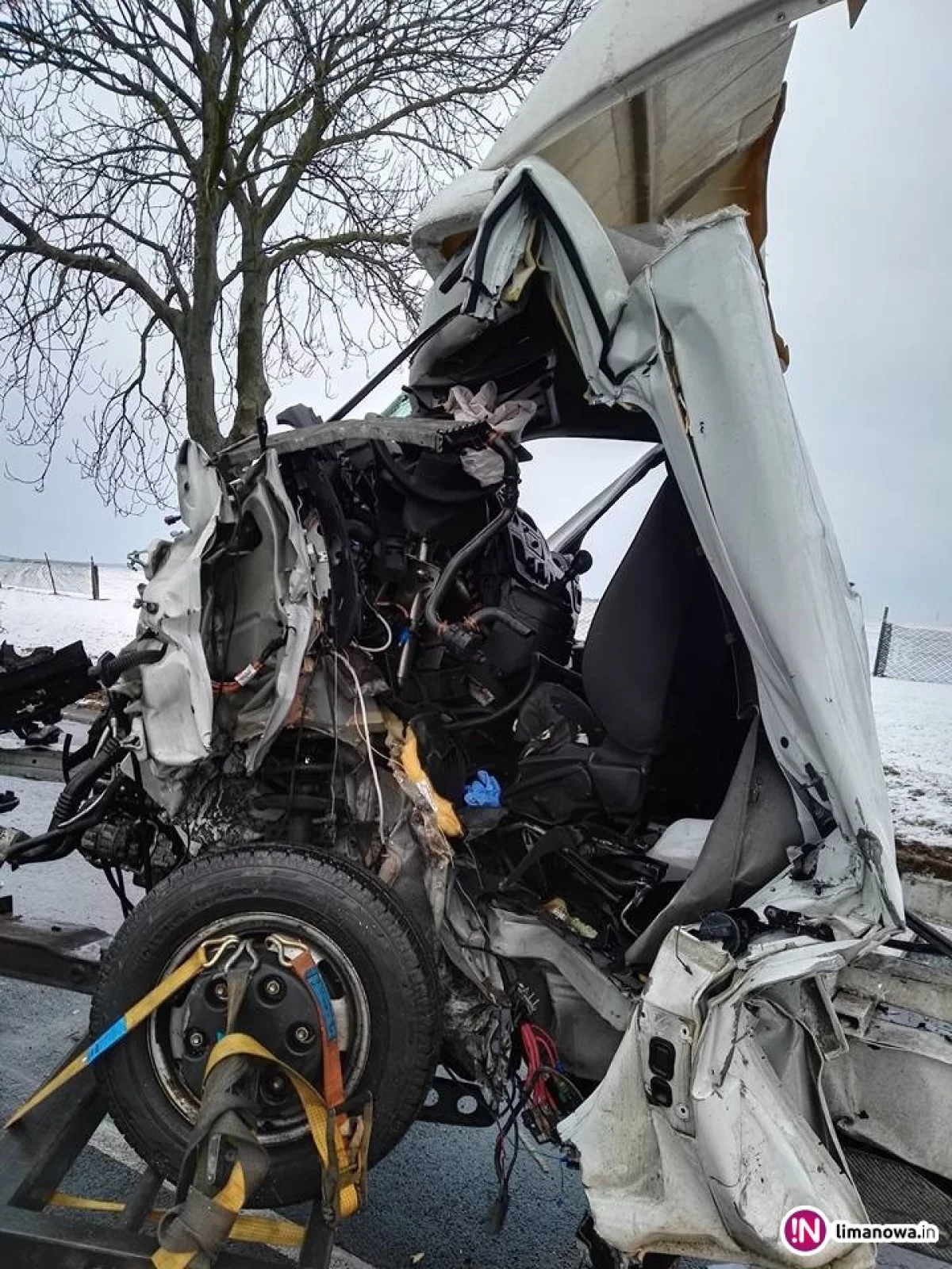 Bus wbił się w drzewo. Zginał 54-letni kierowca - mieszkaniec Limanowszczyzny