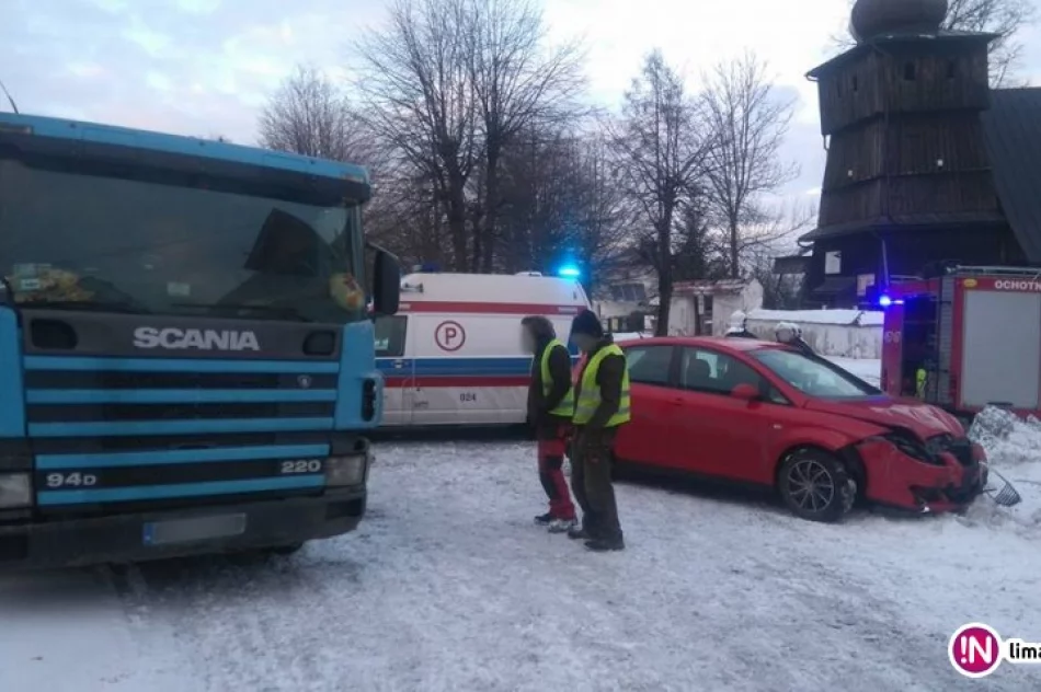 Śmieciarka zderzyła się z osobówką - zdjęcie 2