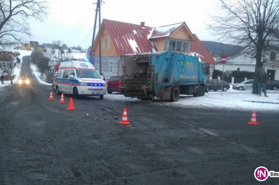 Śmieciarka zderzyła się z osobówką - zdjęcie 3