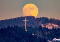 Ostatnie godziny siarczystych mrozów. Zobacz dzisiejszy wschód Księżyca i zjawisko halo (zdjęcia) - zdjęcie główne