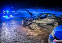 Subaru wypadło z jezdni i uderzyło w betonowy przepust (wideo) - zdjęcie główne