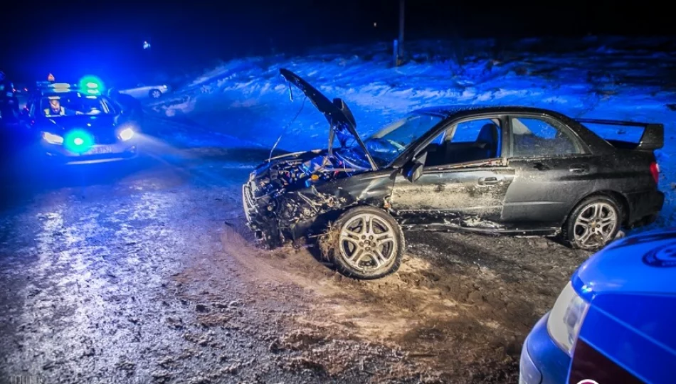 Subaru wypadło z jezdni i uderzyło w betonowy przepust (wideo) - zdjęcie 1