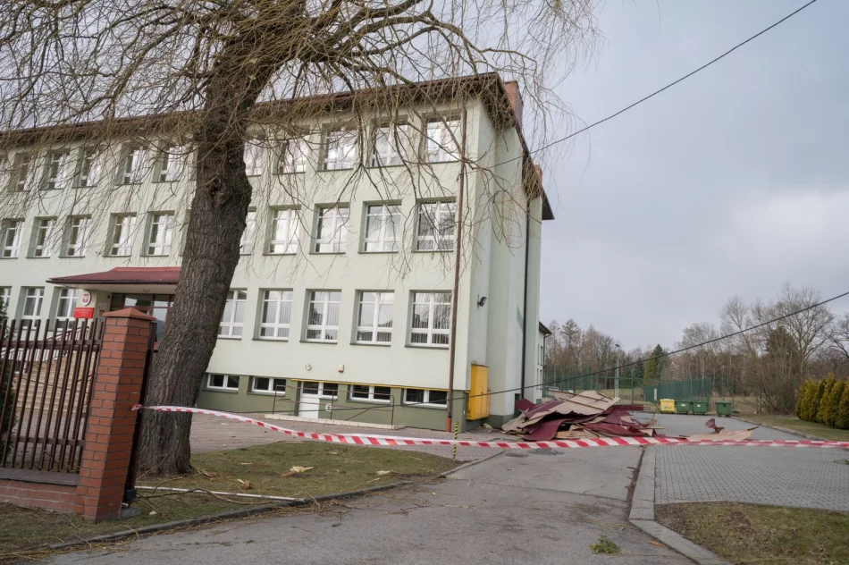 Zniszczenia w Męcinie po silnym wietrze - zdjęcie 2