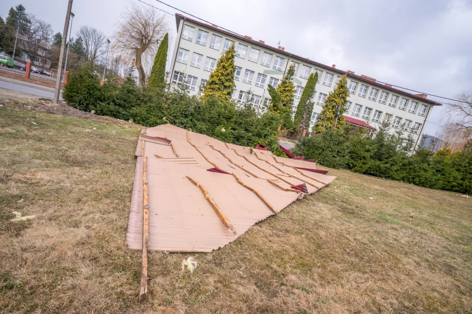 Zniszczenia w Męcinie po silnym wietrze - zdjęcie 3