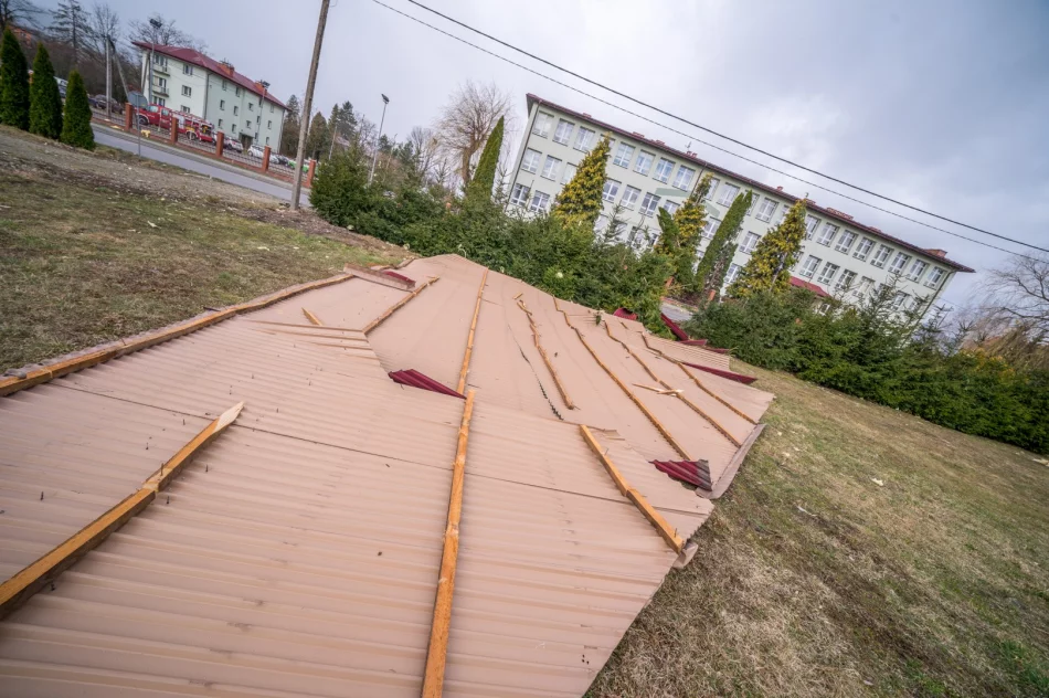 Zniszczenia w Męcinie po silnym wietrze - zdjęcie 4