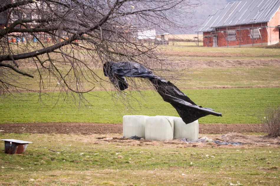 Zniszczenia w Męcinie po silnym wietrze - zdjęcie 6