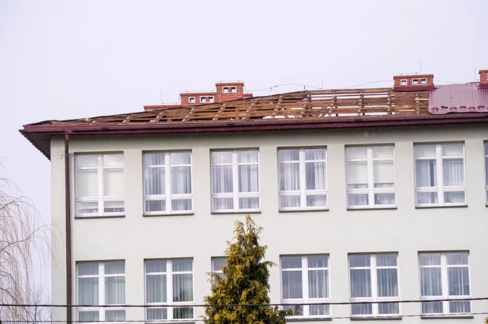 Zniszczenia w Męcinie po silnym wietrze - zdjęcie 7