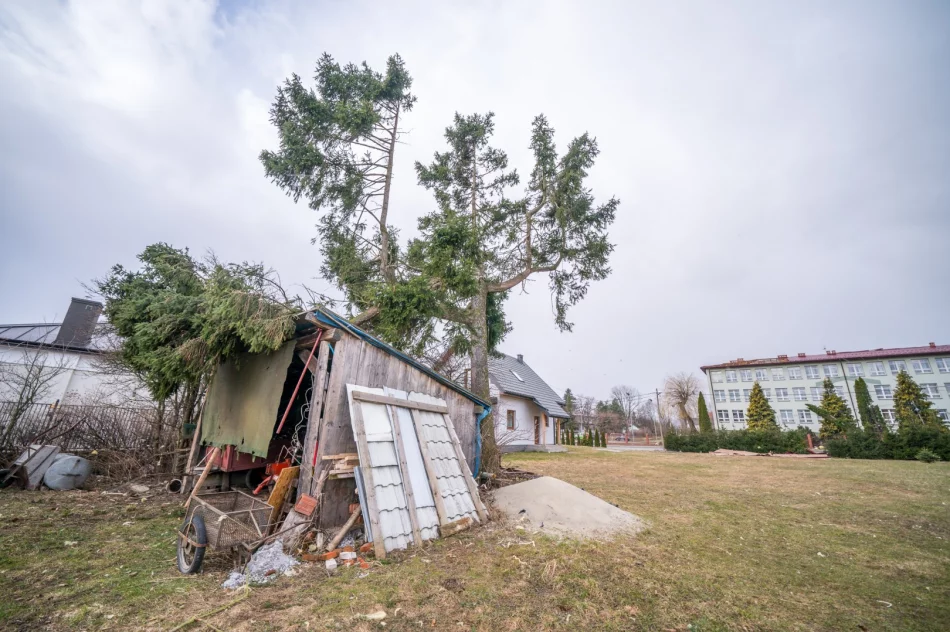 Zniszczenia w Męcinie po silnym wietrze - zdjęcie 8