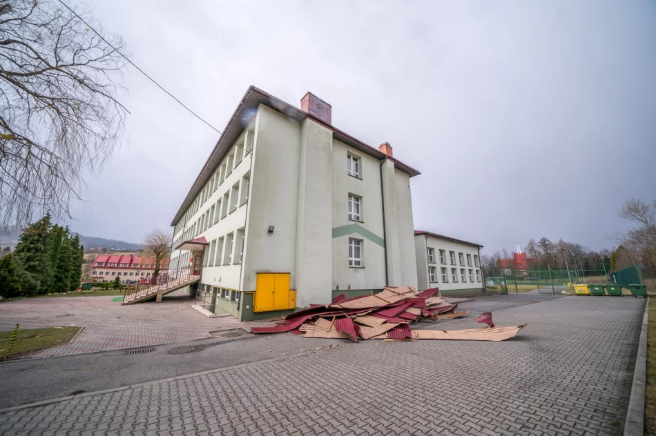 Zniszczenia w Męcinie po silnym wietrze - zdjęcie 11