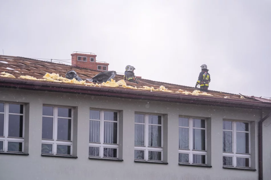 Zniszczenia w Męcinie po silnym wietrze - zdjęcie 15