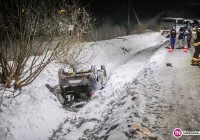 Samochód dachował w głębokiej fosie (wideo) - zdjęcie główne