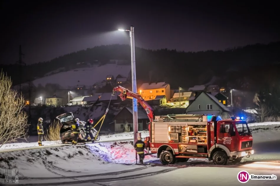 Samochód dachował w głębokiej fosie (wideo) - zdjęcie 3