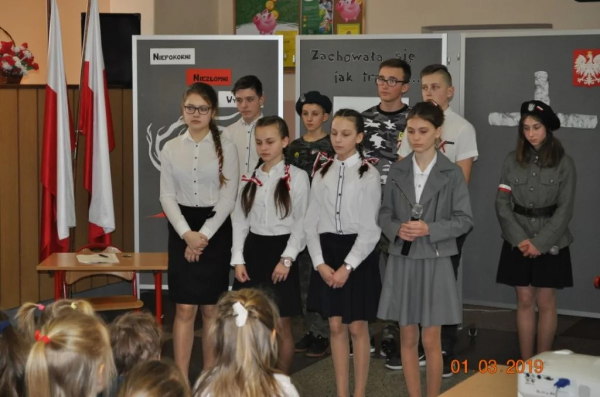 Uczniowie z Siekierczyny uczcili Dzień Pamięci o Żołnierzach Wyklętych