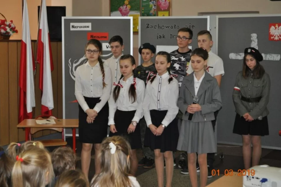 Uczniowie z Siekierczyny uczcili Dzień Pamięci o Żołnierzach Wyklętych - zdjęcie 2