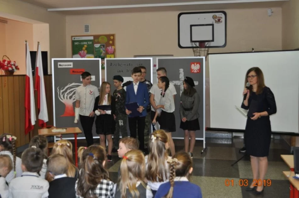 Uczniowie z Siekierczyny uczcili Dzień Pamięci o Żołnierzach Wyklętych - zdjęcie 3