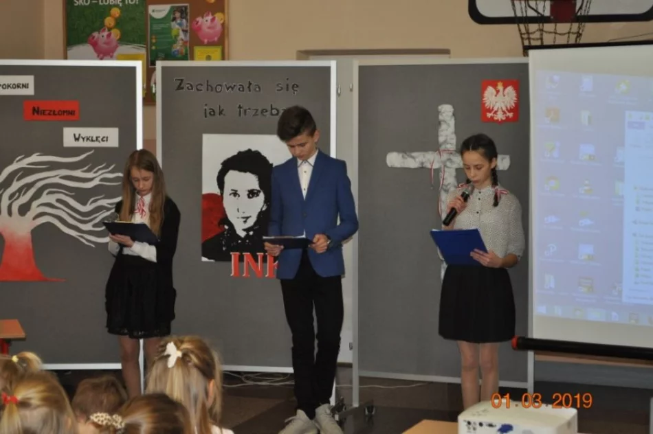 Uczniowie z Siekierczyny uczcili Dzień Pamięci o Żołnierzach Wyklętych - zdjęcie 8