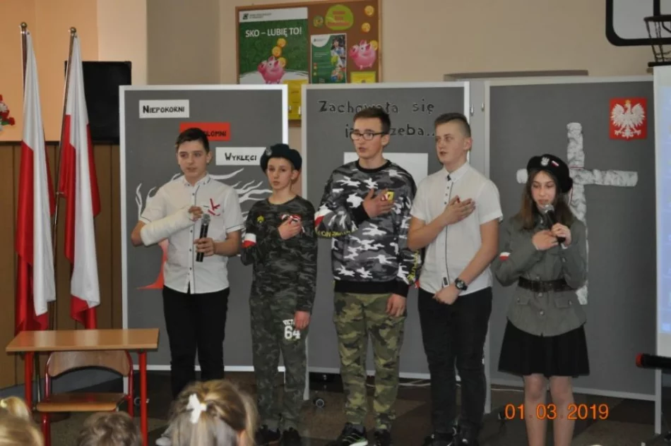 Uczniowie z Siekierczyny uczcili Dzień Pamięci o Żołnierzach Wyklętych - zdjęcie 10