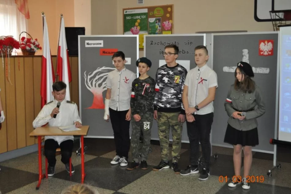 Uczniowie z Siekierczyny uczcili Dzień Pamięci o Żołnierzach Wyklętych - zdjęcie 11