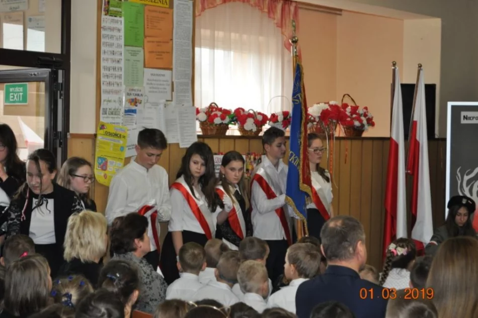 Uczniowie z Siekierczyny uczcili Dzień Pamięci o Żołnierzach Wyklętych - zdjęcie 13