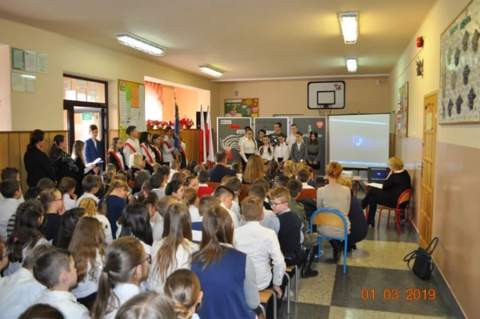 Uczniowie z Siekierczyny uczcili Dzień Pamięci o Żołnierzach Wyklętych - zdjęcie 16
