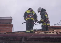 Blisko 300 interwencji straży. Wiatr uszkodził ponad 100 budynków - zdjęcie główne