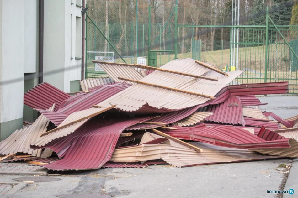 Uczniowie uczestniczą w rekolekcjach na czas zabezpieczenia uszkodzonego dachu szkoły - zdjęcie 3