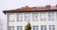 Uczniowie uczestniczą w rekolekcjach na czas zabezpieczenia uszkodzonego dachu szkoły - zdjęcie 4