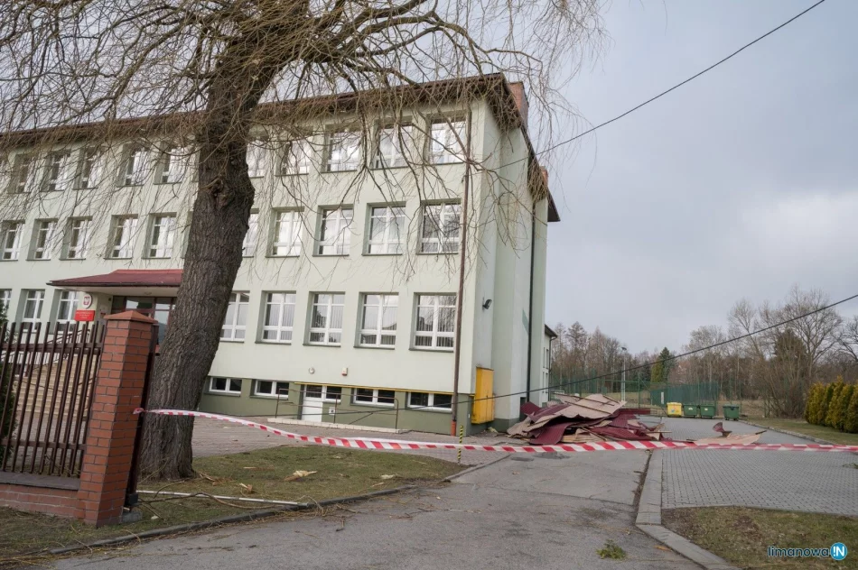 Uczniowie uczestniczą w rekolekcjach na czas zabezpieczenia uszkodzonego dachu szkoły - zdjęcie 5
