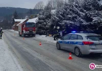 Auto zjechało z drogi i uderzyło w latarnię. Kierująca trafiła do szpitala - zdjęcie główne