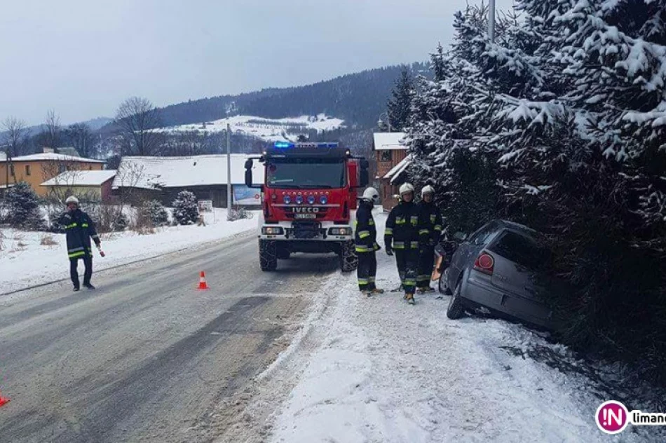 Auto zjechało z drogi i uderzyło w latarnię. Kierująca trafiła do szpitala - zdjęcie 2