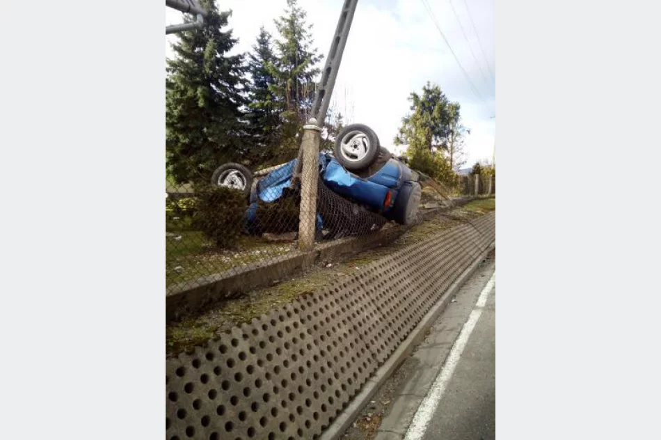 Samochód uderzył w słup - zdjęcie 2