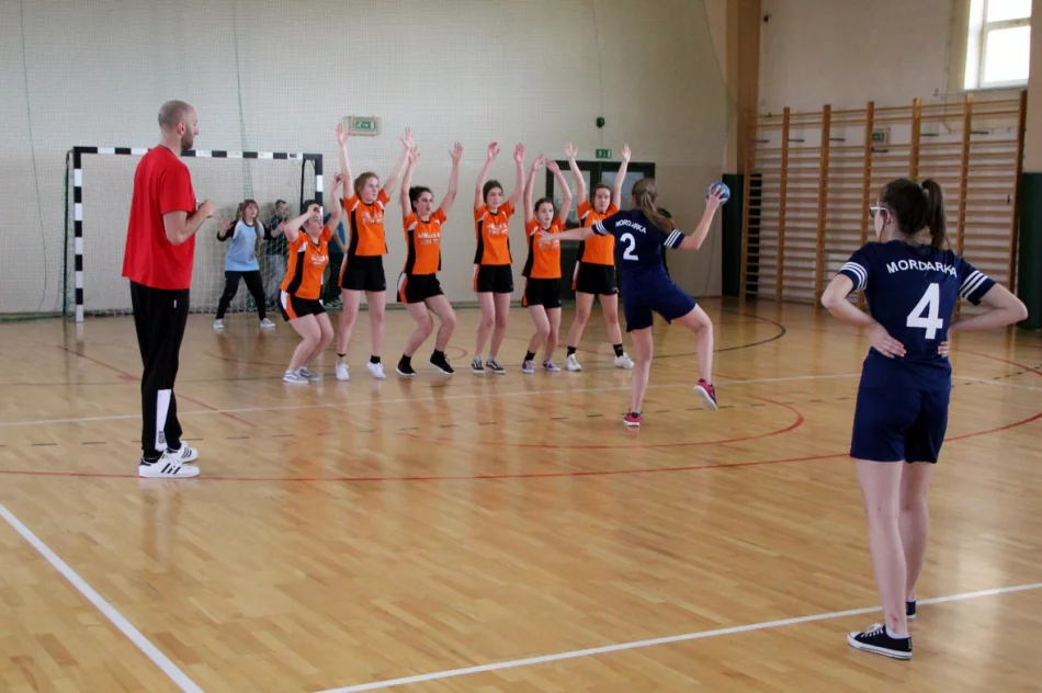 Dziewczęta z Rupniowa mistrzyniami gminy w piłce ręcznej - zdjęcie 5