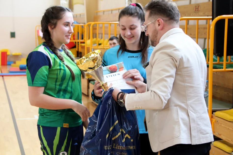 Dziewczęta z Rupniowa mistrzyniami gminy w piłce ręcznej - zdjęcie 7