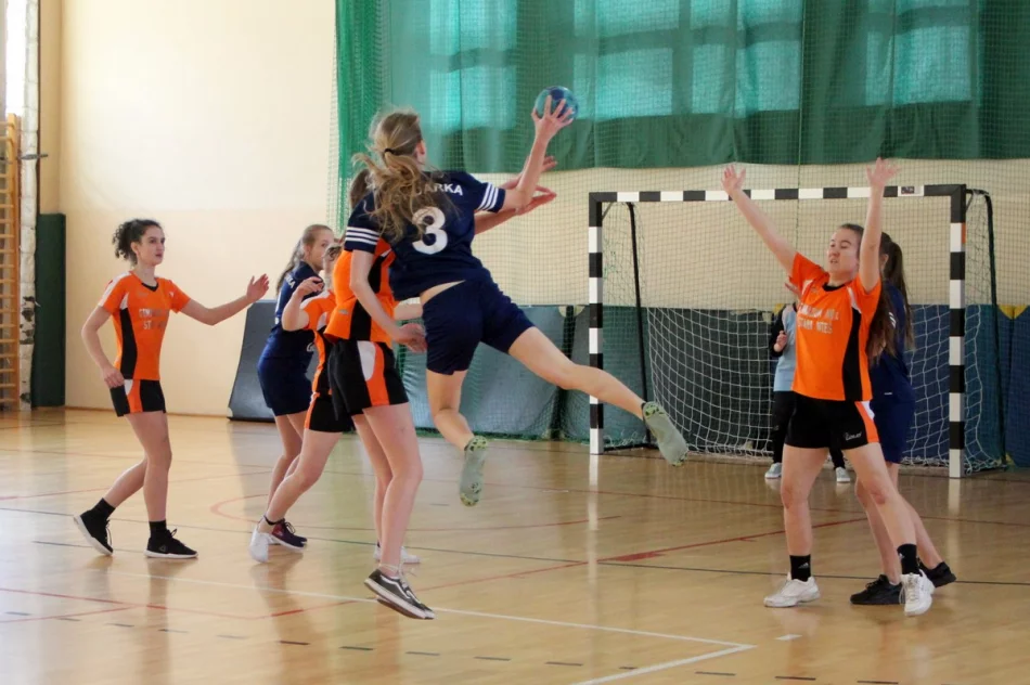 Dziewczęta z Rupniowa mistrzyniami gminy w piłce ręcznej - zdjęcie 9