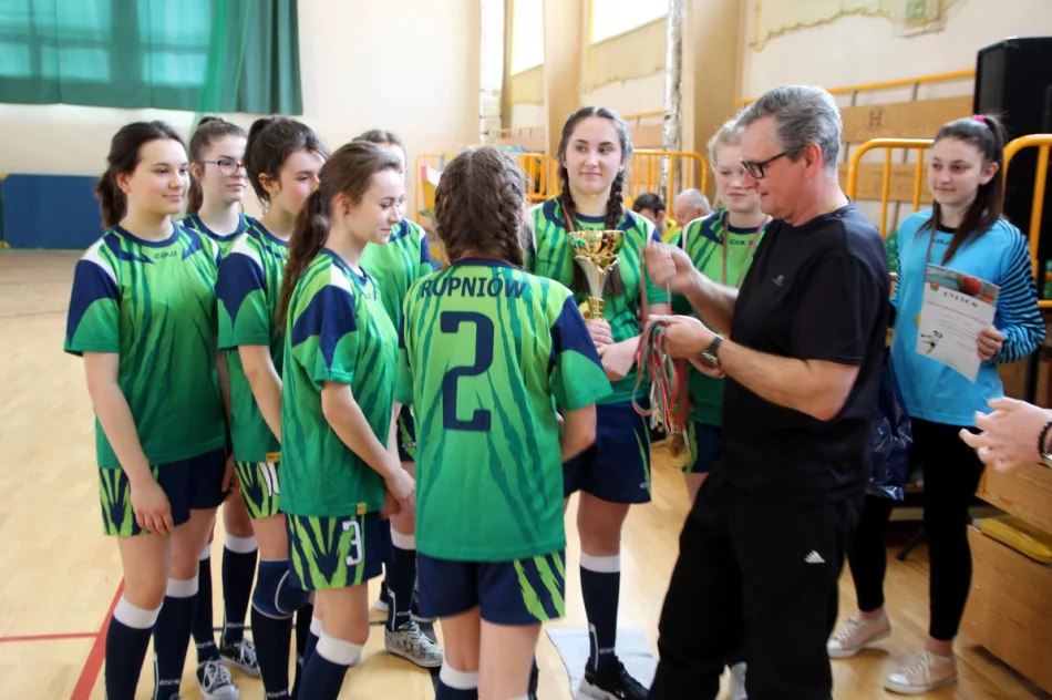 Dziewczęta z Rupniowa mistrzyniami gminy w piłce ręcznej - zdjęcie 18