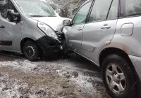 Zderzenie samochodu osobowego z busem - zdjęcie główne