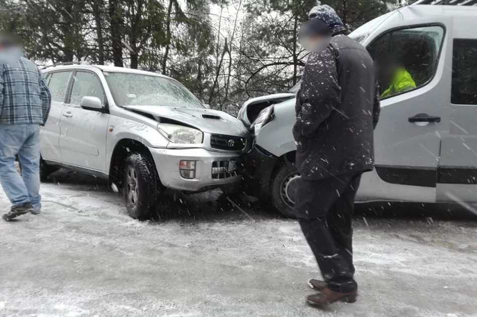 Zderzenie samochodu osobowego z busem - zdjęcie 3