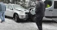 Zderzenie samochodu osobowego z busem - zdjęcie 3