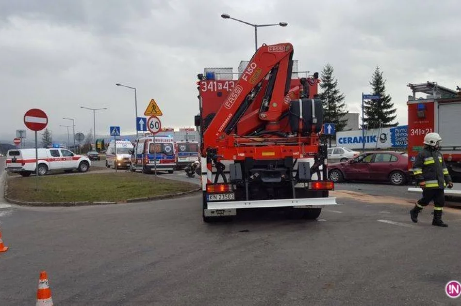 Nowy Sącz: Zderzenie aut na Piłsudskiego. Trzy osoby zabrane do szpitala! - zdjęcie 2
