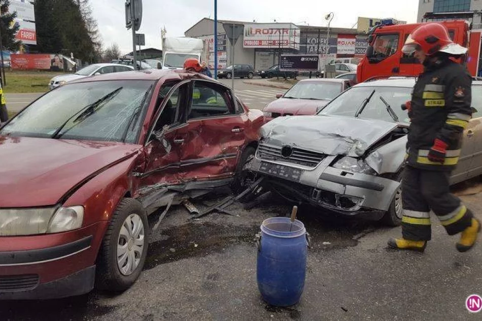 Nowy Sącz: Zderzenie aut na Piłsudskiego. Trzy osoby zabrane do szpitala! - zdjęcie 3