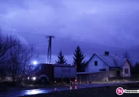 Silny wiatr w regionie - uszkodzony dach i powalone drzewo - zdjęcie główne